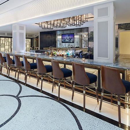 The London West Hollywood At Beverly Hills Εξωτερικό φωτογραφία The bar at the hotel