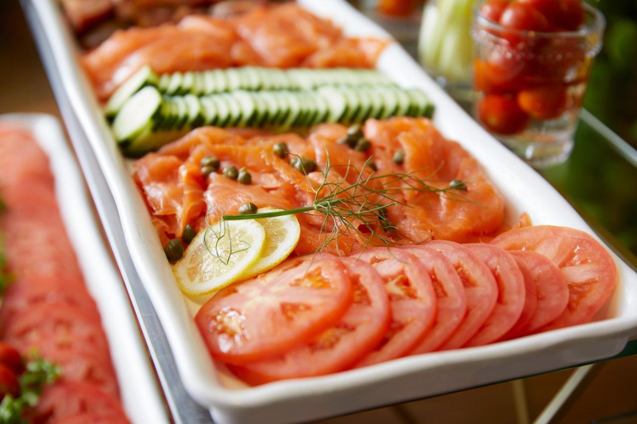 The London West Hollywood At Beverly Hills Εξωτερικό φωτογραφία Salmon and cucumber