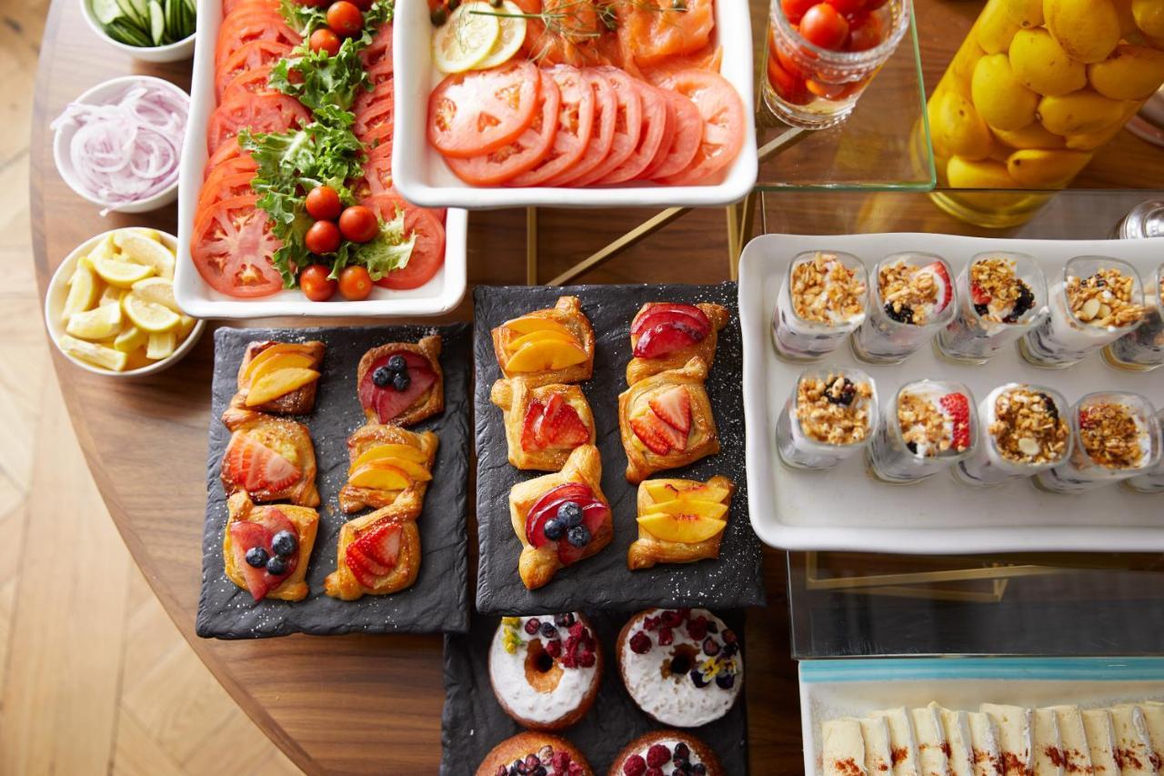 The London West Hollywood At Beverly Hills Εξωτερικό φωτογραφία A buffet of food