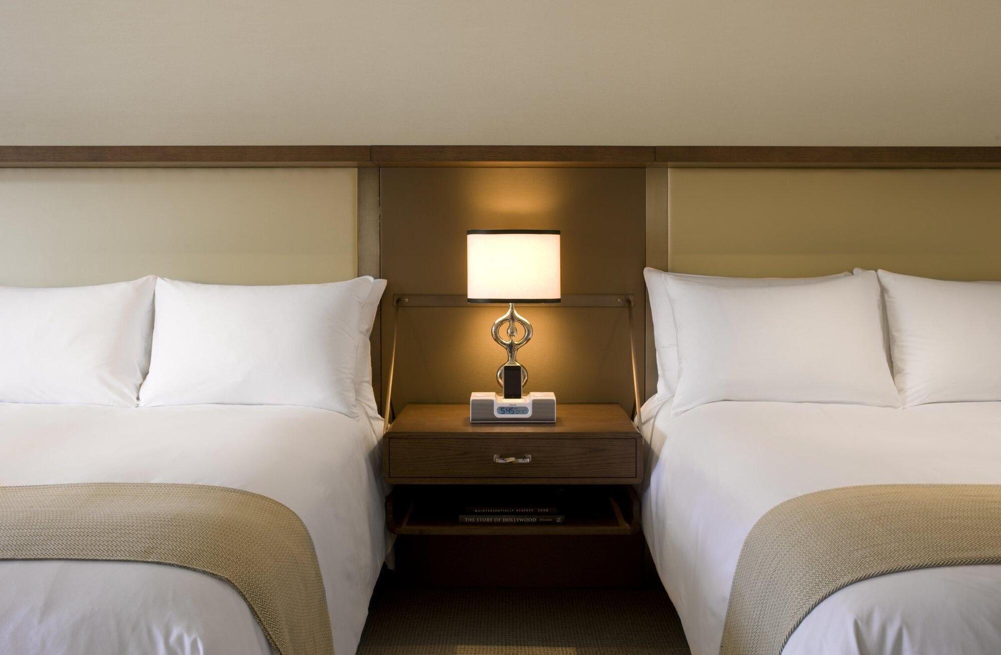 The London West Hollywood At Beverly Hills Εξωτερικό φωτογραφία A guest room at the Four Seasons Hotel